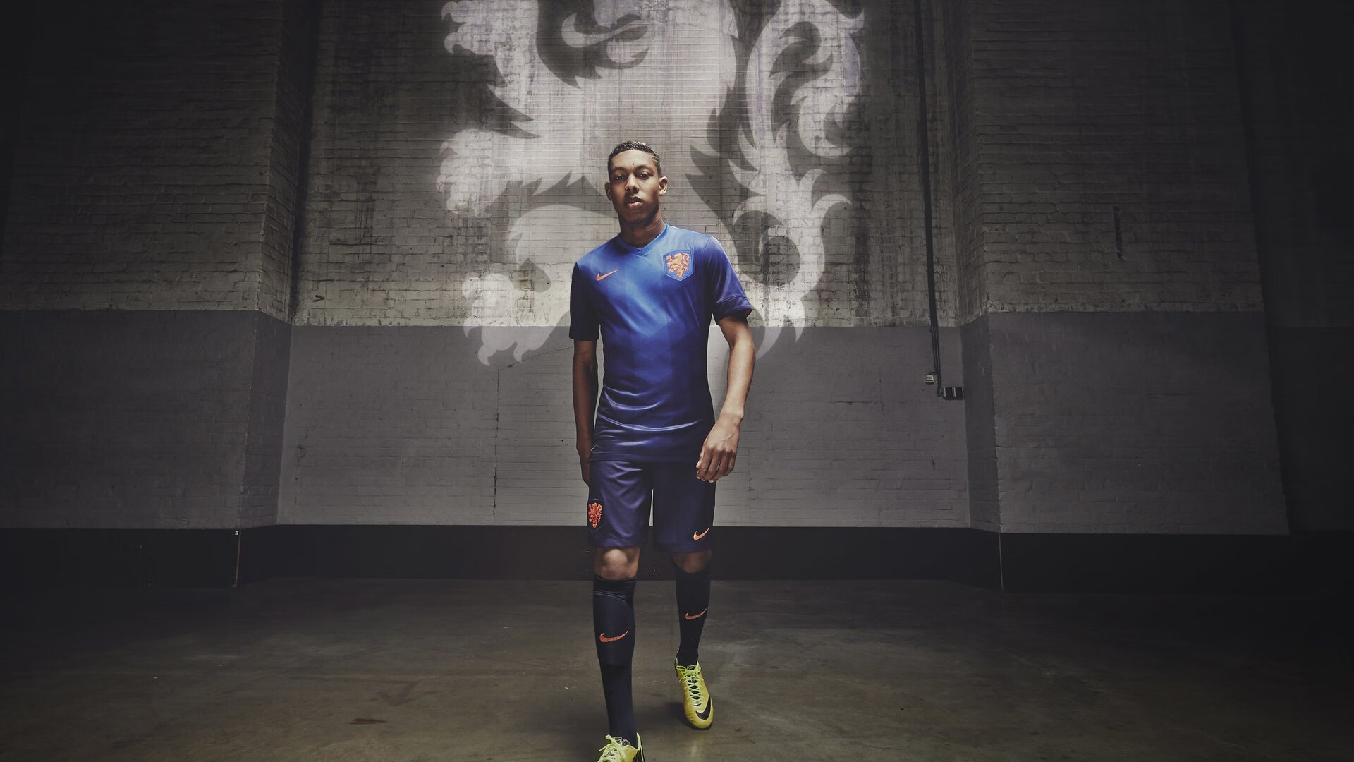 青少年足球参与热情不高，青少年足球热身训练